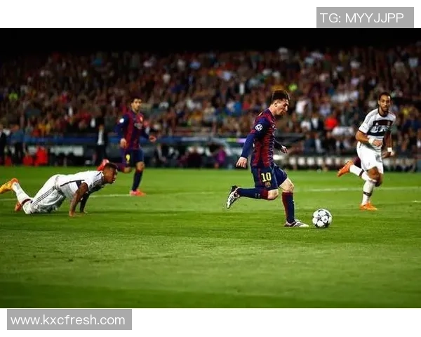 足球巨星华丽踩单车过人瞬间展现极致控球艺术震撼全场