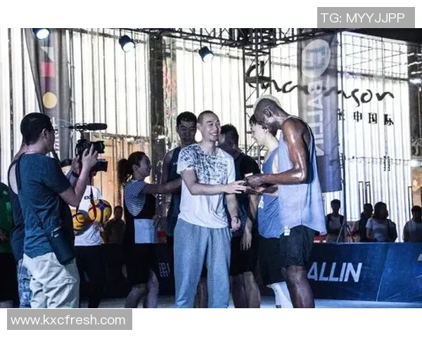 足球球星现场演绎花式搭讪瞬间引爆全场气氛