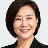 一位中年女性学员的头像，留着短发，气质干练，面带自信微笑。